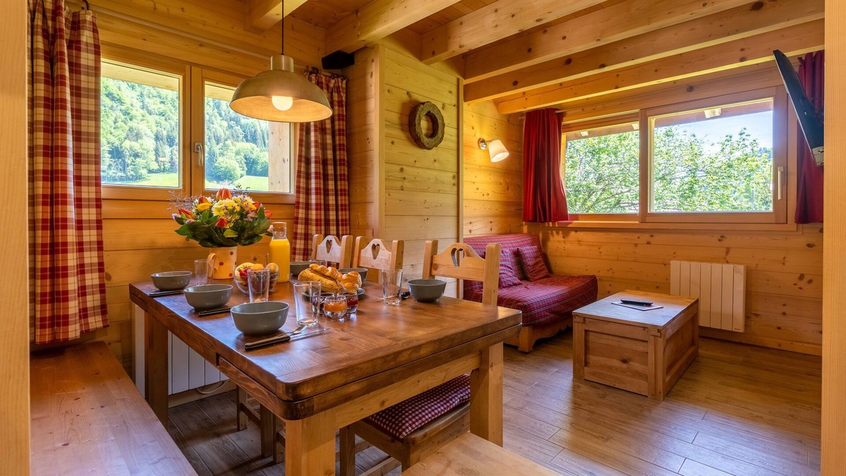 Les Clefs Apartment | L'Aravis-Apartment-Superior-Ensuite with Bath-Mountain view