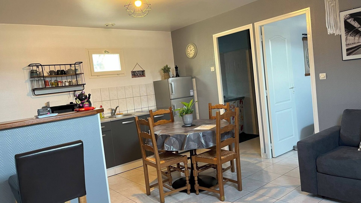 Miroir - Batignolles Apartment | L'Arbre de Vy, T2 42m2 detached, sleeps 5, garage, near train station