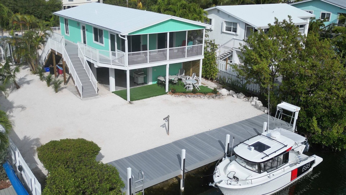 Breezeswept Beach Estates House | L' archipel | Canalfront 2 bedroom retreat on Ramrod Key with brand new dock!