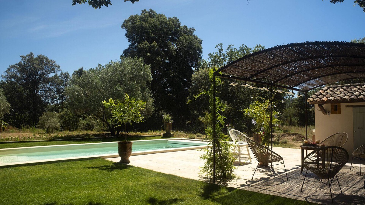 Cucuron House | L'Atelier, with its century-old oak trees and panoramic view of the Luberon region