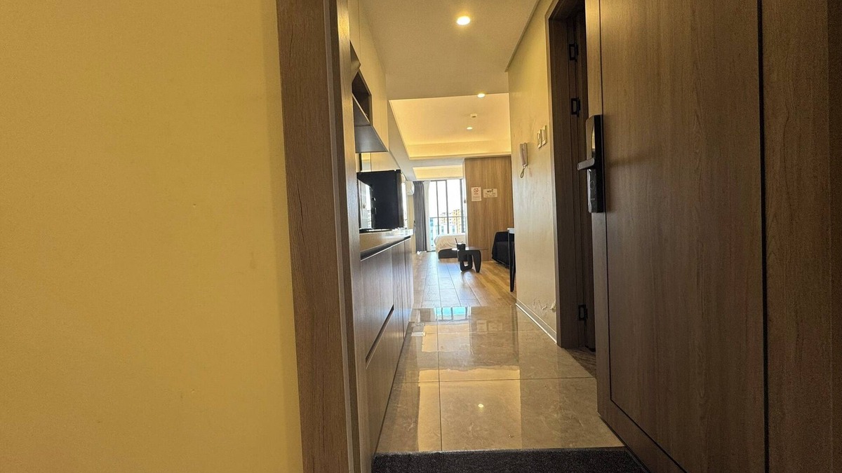 Paranaque Hotel | L.CONDOTEL – Stylish Stay Near MOA, Okada & Airport | Balcony + Fridge