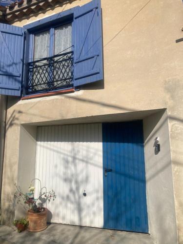 Montreal Apartment | "L'Echapée Belle" Maison de village climatisée de 45m2 à proximité de Carcassonne,1 chbre à l'étage vue panoramique sur les pyrénées, cuisine équipée,1Salon,1 sdb, Wifi, Parking gratuit, Netflix,Canal sat, Fauteuil massant