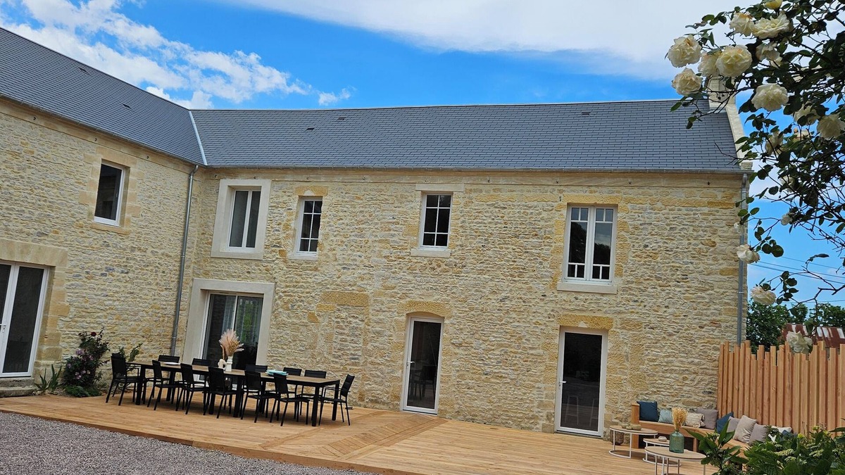 Le Planet House | L'écho des vagues: Large stone house between land and sea.