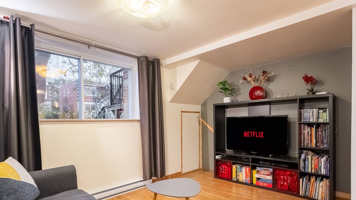 Nouveau-Rosemont Apartment | L'Éco-logis | Downtown | Workspace