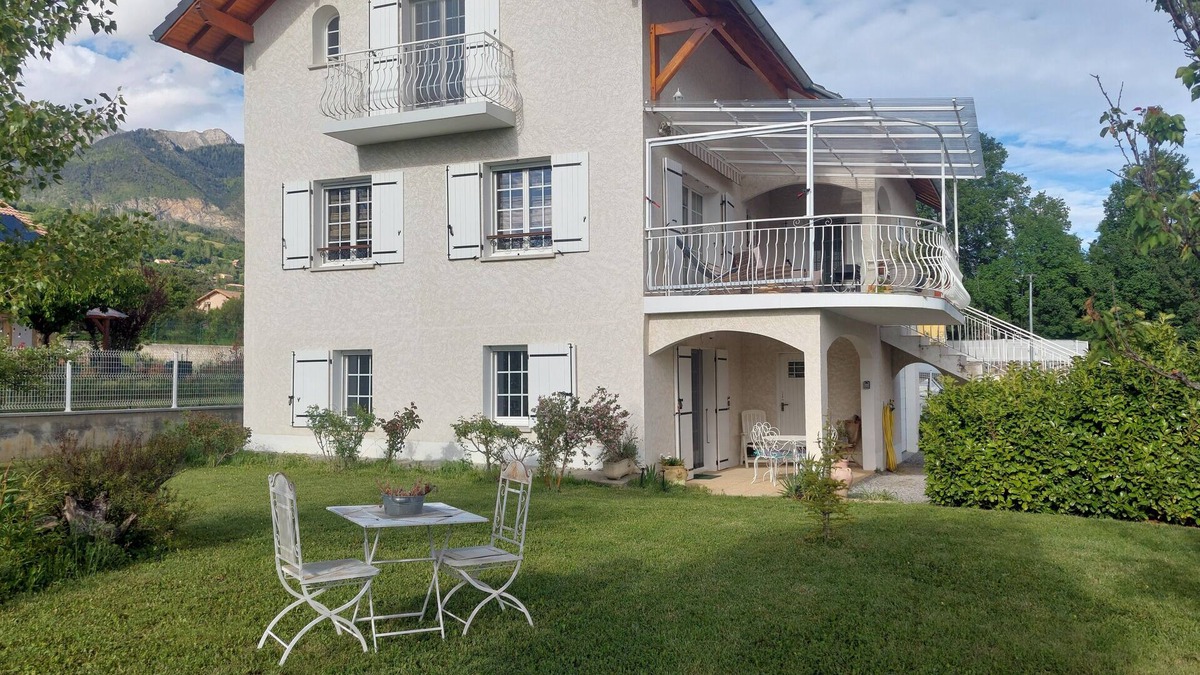 La Batie-Neuve Apartment | L'Ecrin is a 3-star furnished tourist accommodation.