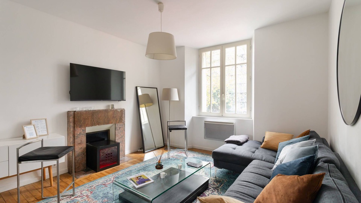 Bourg-l'Eveque Apartment | L'Ecrivain - Two Bedroom Apartment, Sleeps 4