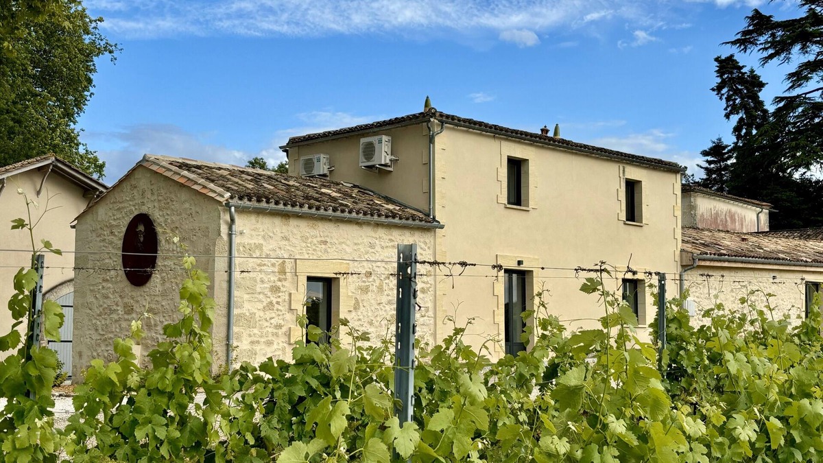 Verac Villa | L'Eperonnette among the vineyard with outdoor pool near St. Emilion and Bordeaux