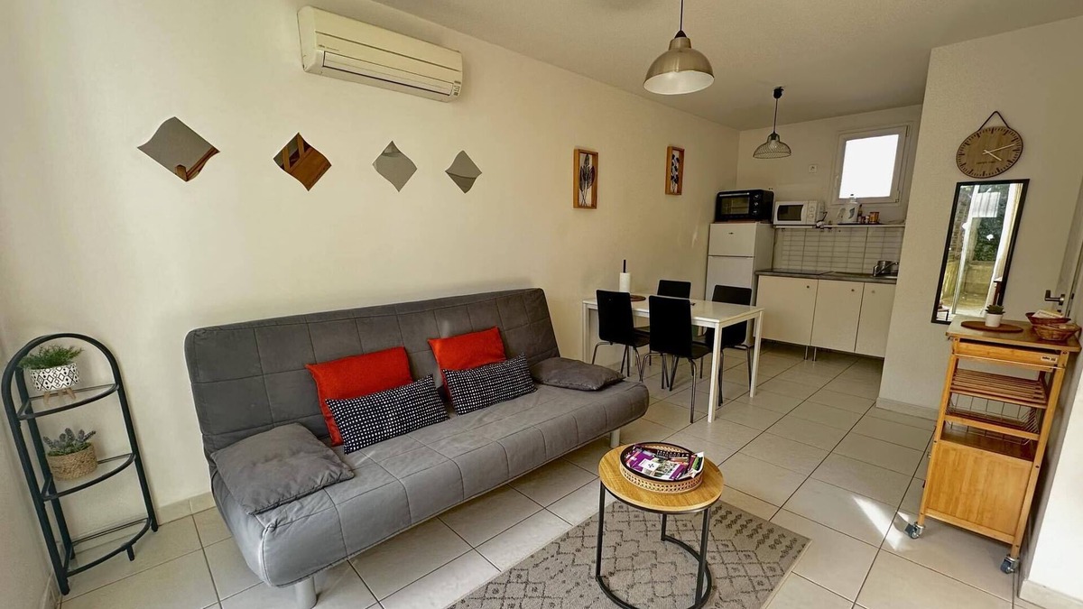 Pont-Saint-Esprit Apartment | l'escale duplex gîte with private terrace