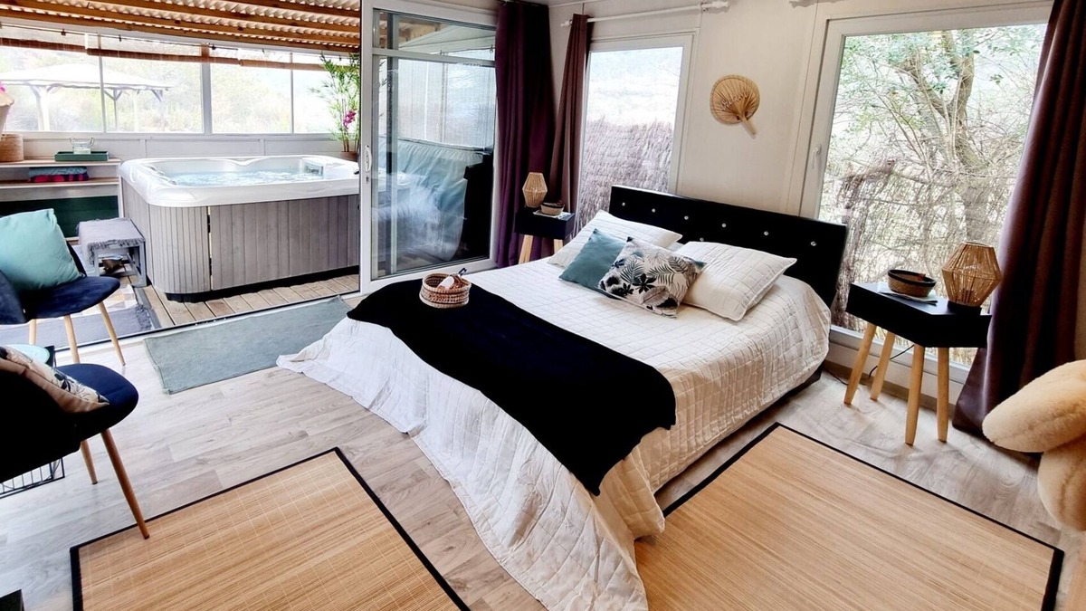 Villelaure Cottage | L'Escale - private Jacuzzi loft and hammam