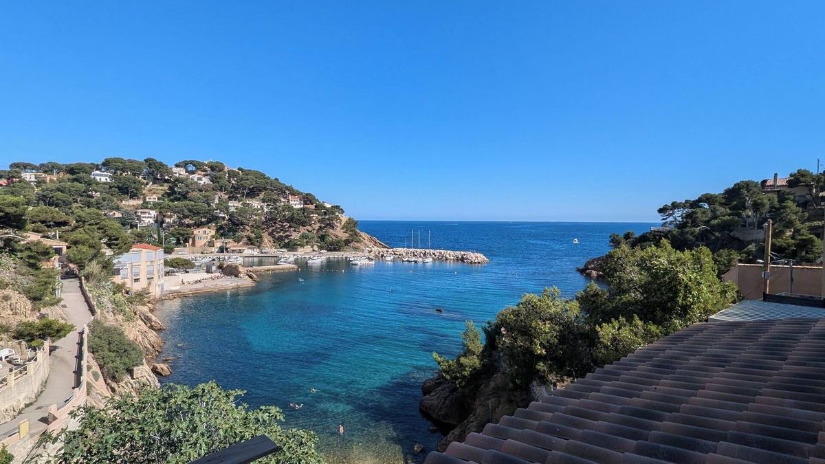 Ensues-la-Redonne Villa | L'Escapade beautiful 90m2 villa renovated in 2024, air-conditioned, waterfront.