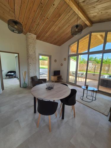 Mortagne-sur-Gironde House | L Etel - spa extérieur vue étoiles de la chambre et vélos électriques