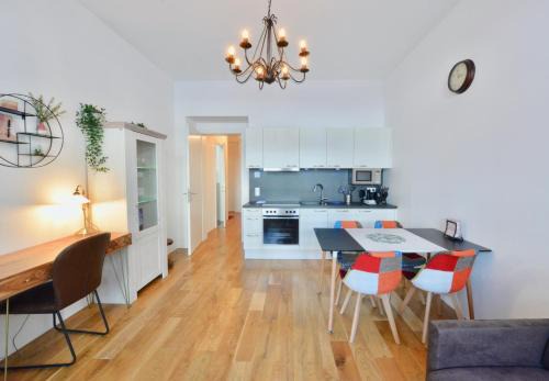 Ottakring Apartment | L&G's Apartment - Balcony - Close to Car Park