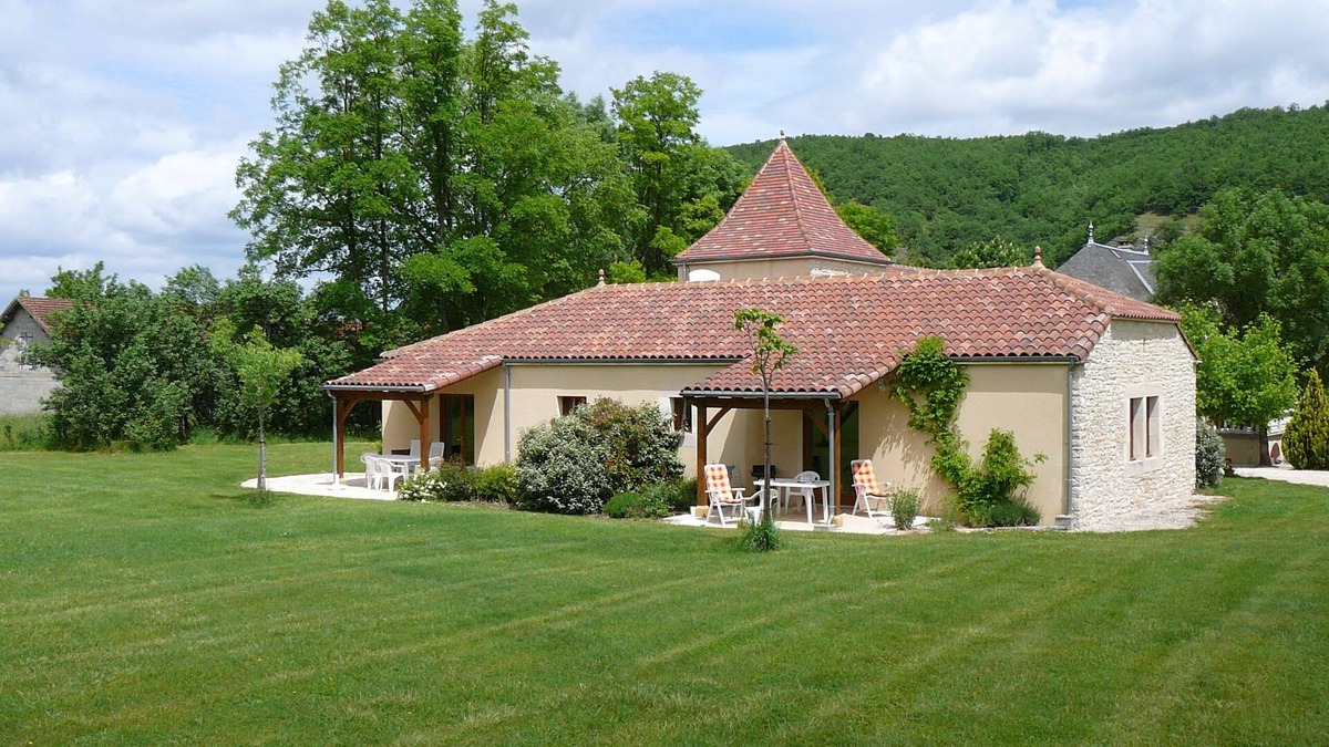 Degagnac House | L'hirondelle, Ruime Geschakelde Bungalow met Privé Terras en Tuin met Zwembad