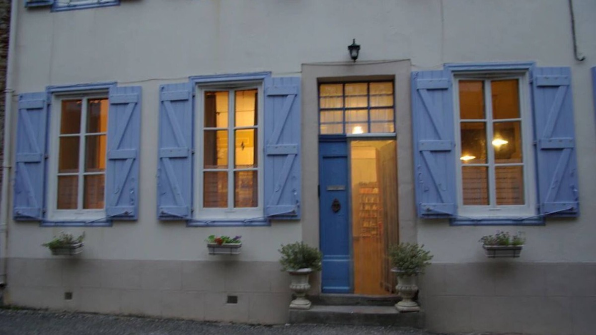 Leran House | L’Impasse du Temple - Superb Holiday 1 BR, beautiful gardens, salt water pool