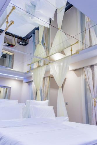 Cayenne Apartment | L'interdit Love Room - Miroir au plafond 2x2m