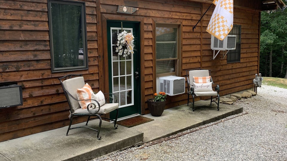 Oneida Cabin | L & L STABLES with Living Quarters