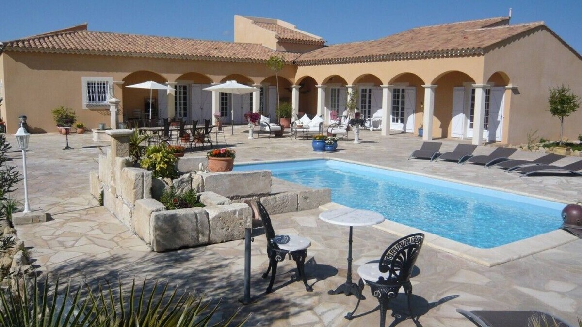 Arles Apartment | L'Oasis - a little paradise in Provence, big terrace and pool