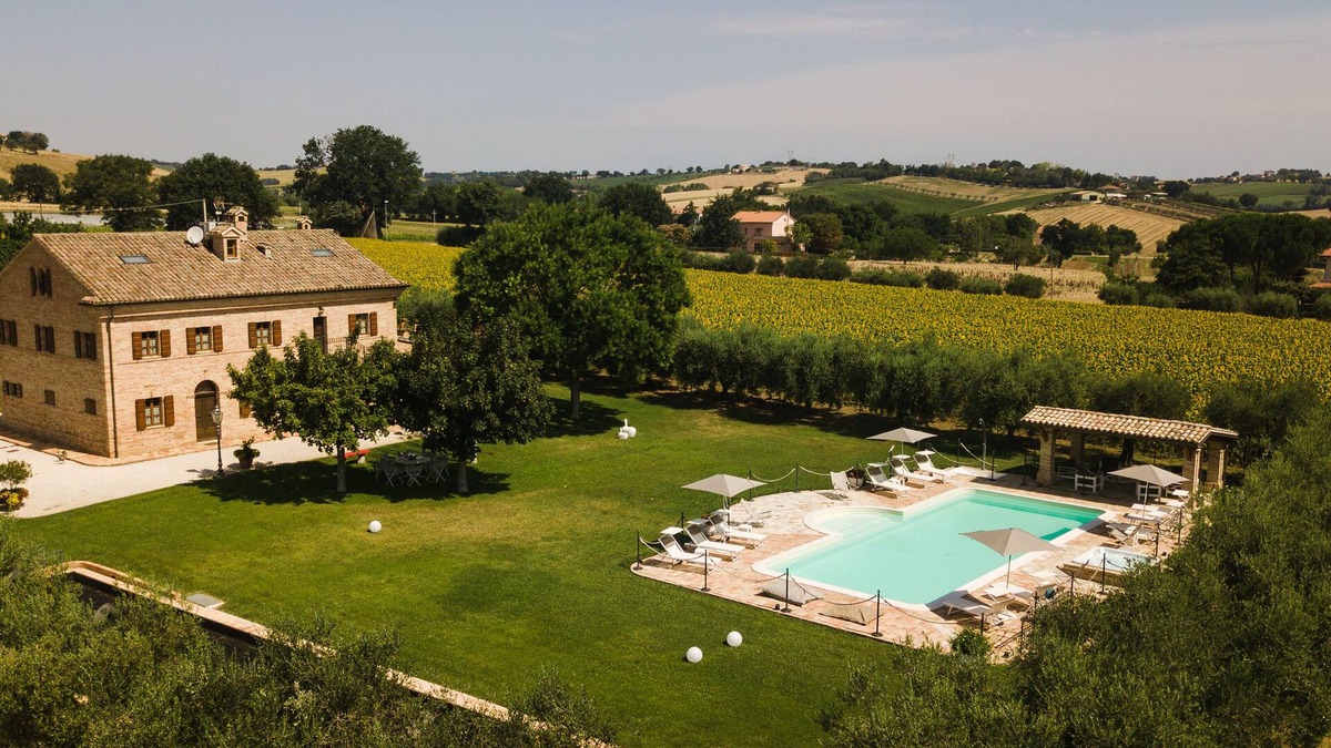 Bettolelle Apartment | L'Olivo, app in a typical villa with swimming pool 7 km from the sea, Senigallia, Marche