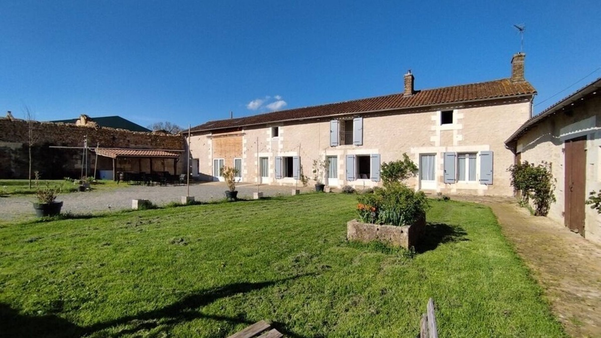 Celle-Levescault Cottage | L'Orée des Bois, 40 pers summer/28 pers winter 3 gites Swimming pool/Sauna/Jacuzzi