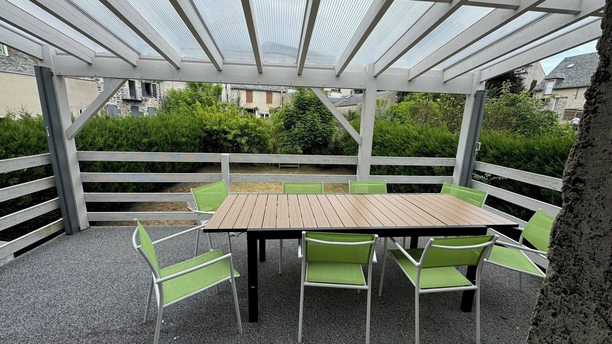 Laguiole House | L'Oustal du Bourg is in the center of Laguiole, ideal for a stay in the Aubrac region.