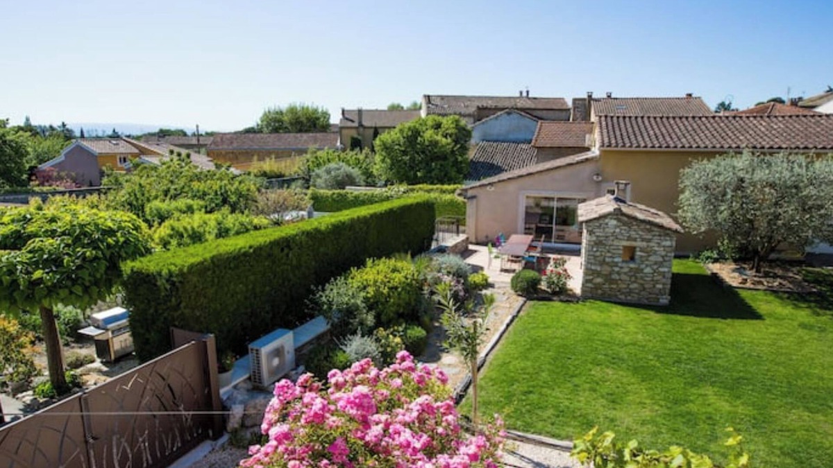 Chateauneuf-de-Gadagne House | L'Oustau de Famiho Air-conditioned gite in renovated farmhouse near Avignon swimming pool