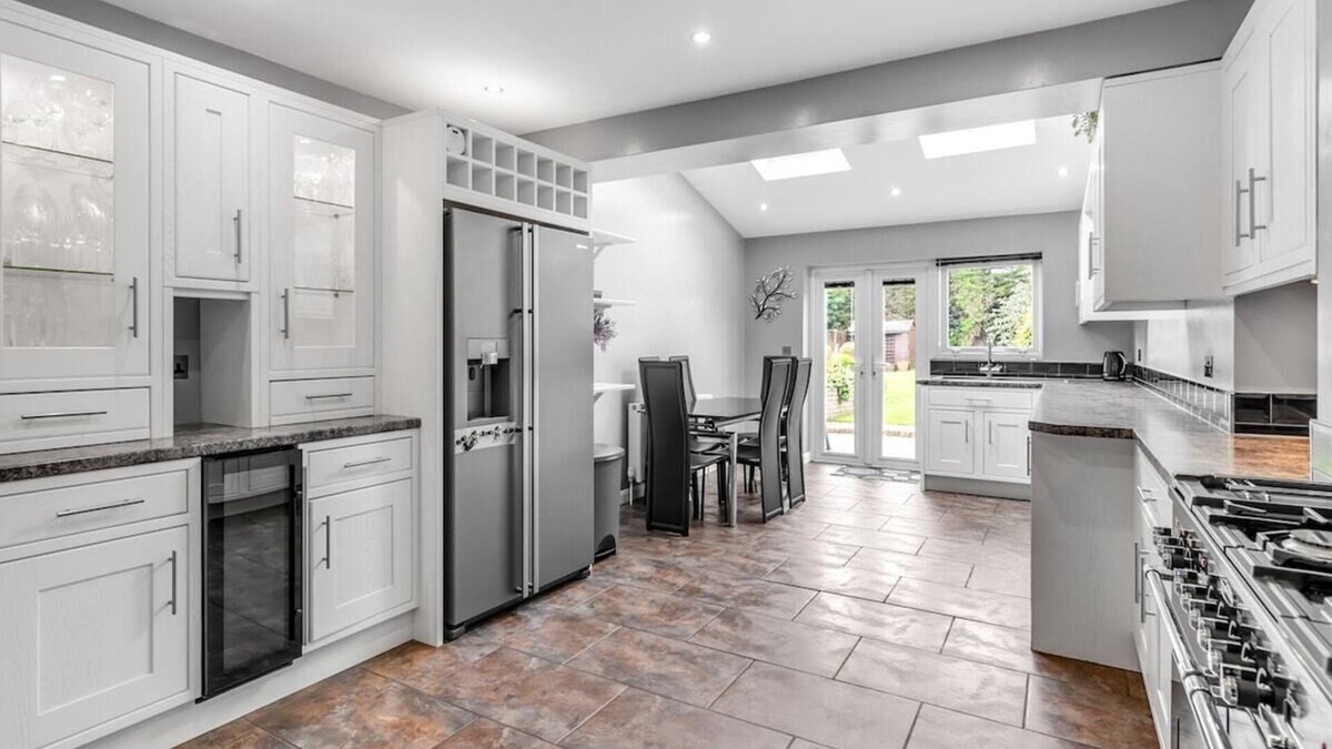 Norwich House | L/Parking | Sleep7 | 4BR | 2 BA