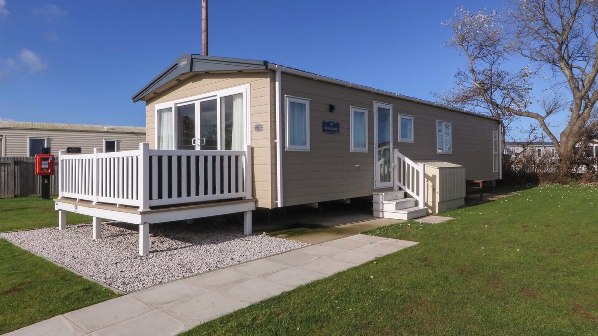 Towyn Cottage | L1 FARMER, pet friendly, with pool in Towyn