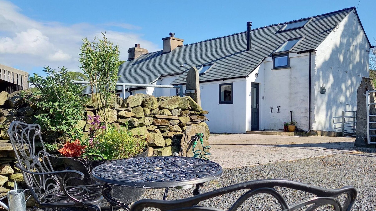 Lowick Cottage | LA'AL RIDDINGS, pet friendly, with a garden in Ulverston