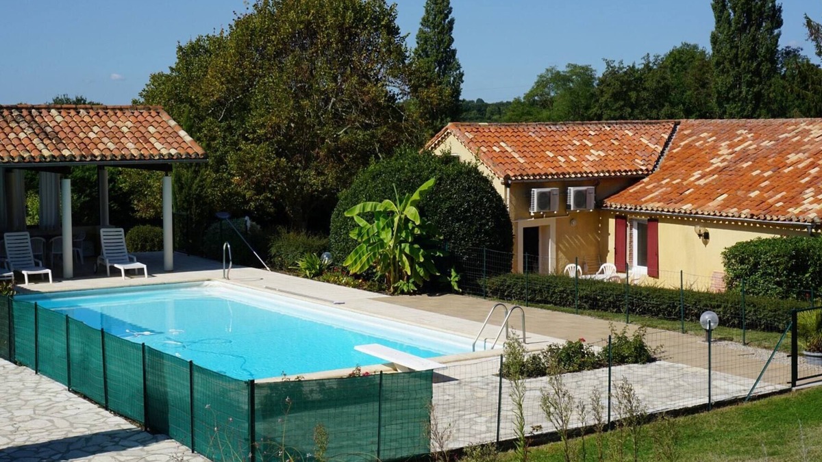 Villeneuve-sur-Lot House | La Bakénia, gite T2 "Nissou" with pool and air conditioning