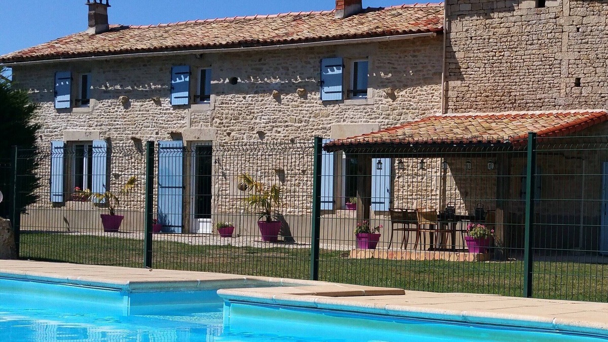Melleran House | La Ballerie farmhouse & gîte. Heated pool and games barn in walled garden.