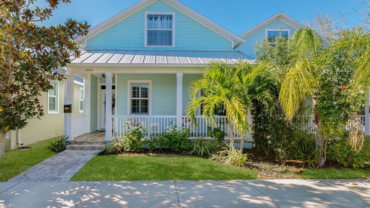 Historic Downtown Melbourne House | "La Belle Maison" ♥ of Downtown/Yard/Parking+ Garage/Self Check-in