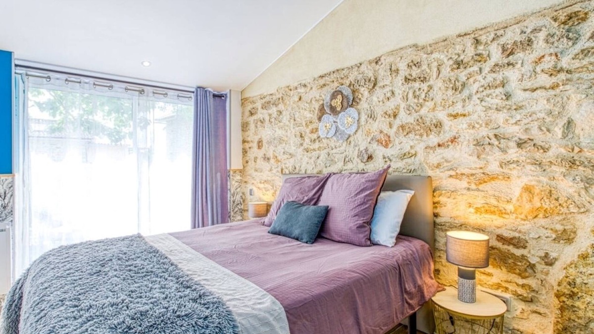 Septfonds House | La Belle Quercynoise with shared jacuzzi and outdoor pool.