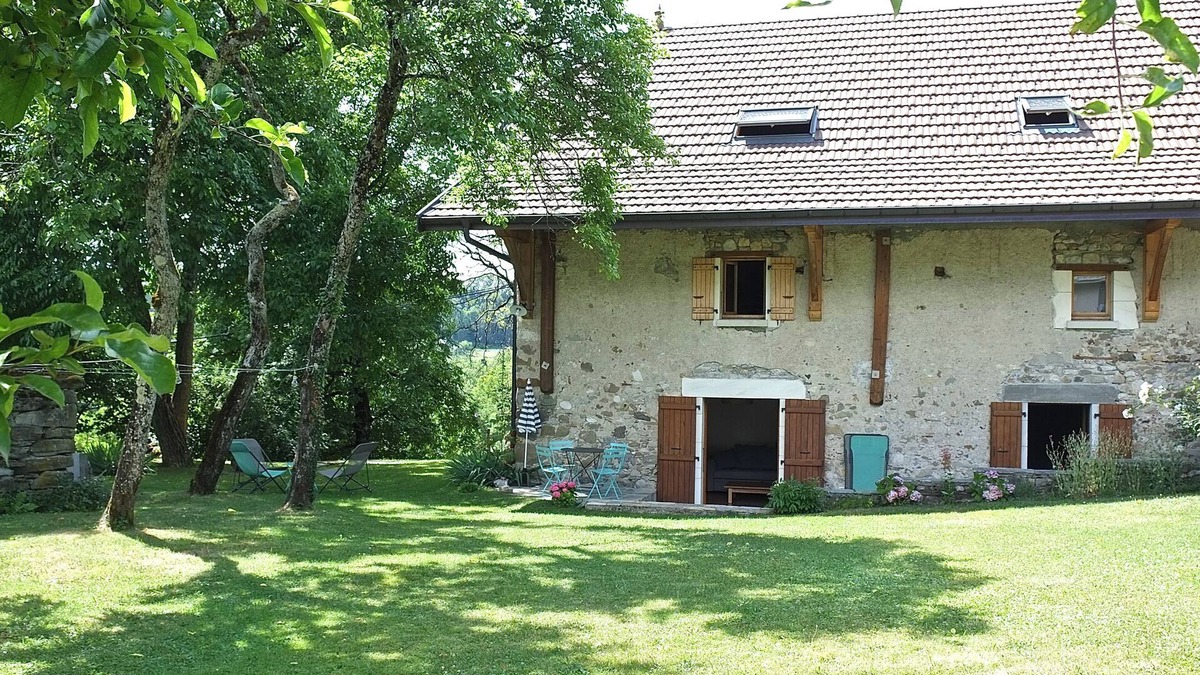 Naves-Parmelan Apartment | La Bergerie, apartment in an old farmhouse!