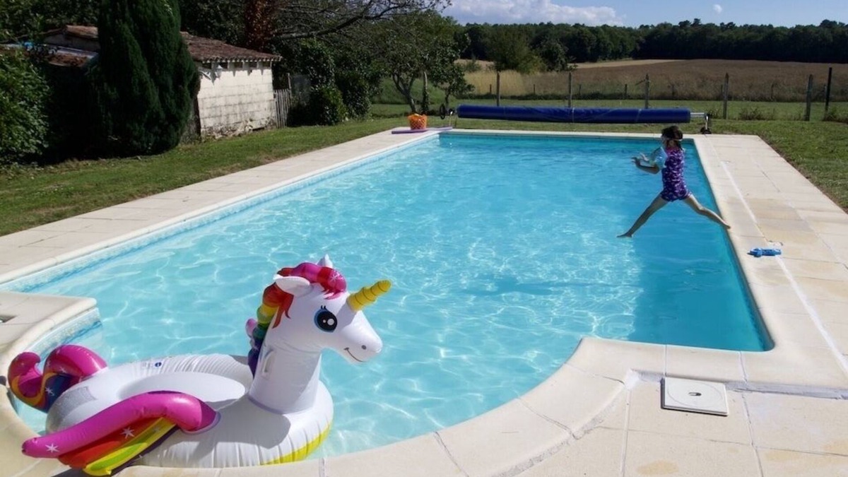 Saint Germain du Seudre Cottage | La Bigorre Stables - family friendly, heated pool, 30 mins to gorgeous beaches
