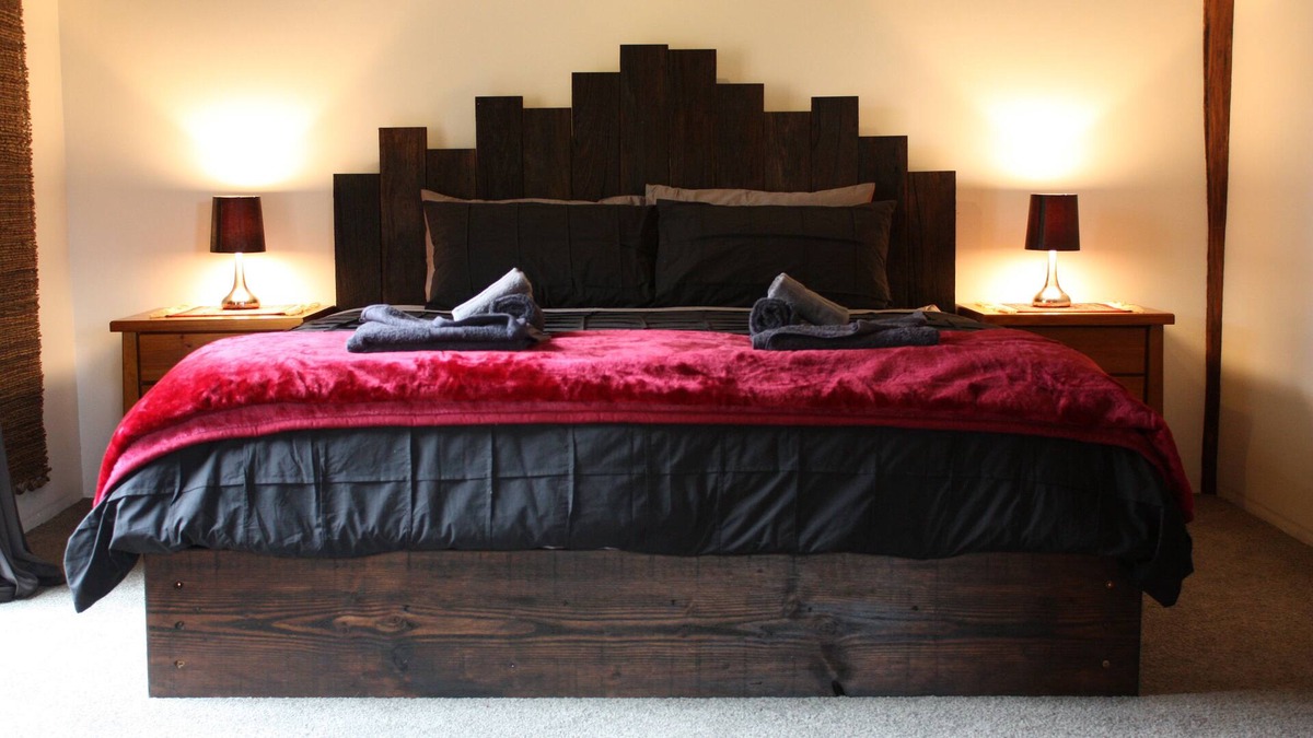 Muskvale Villa | La Boheme Villa Daylesford - Forest Views - Handcrafted Mudbrick - Spa - Luxury