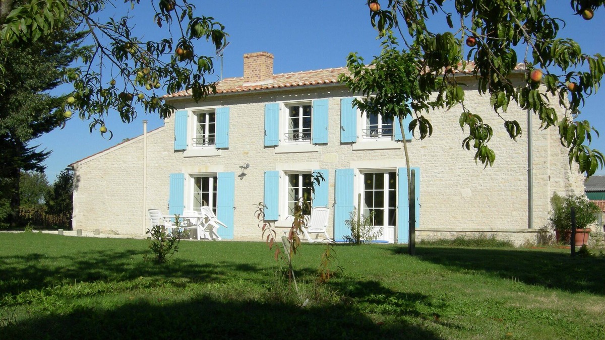 Saint-Pierre-d'Amilly House | La Borderie: the charm in the countryside