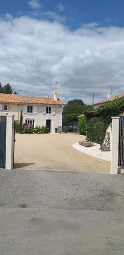 Mazieres-en-Gatine House | la bouquetiere