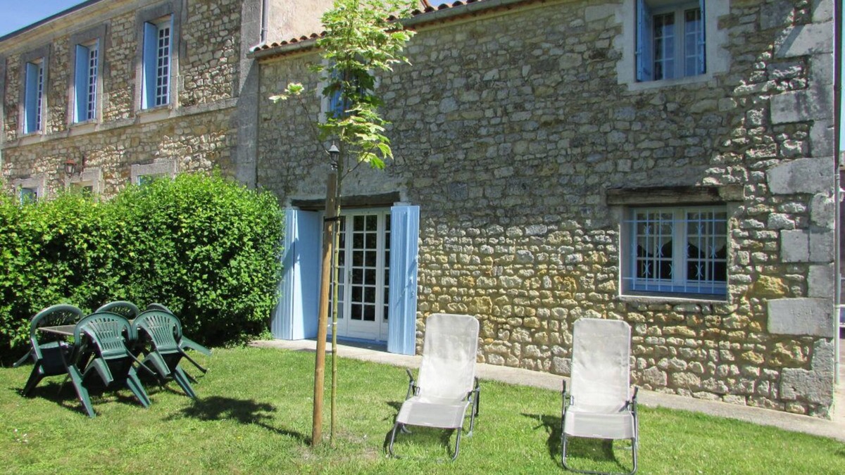 Le Gua House | La Brise Marine vacation home with heated pool near Royan