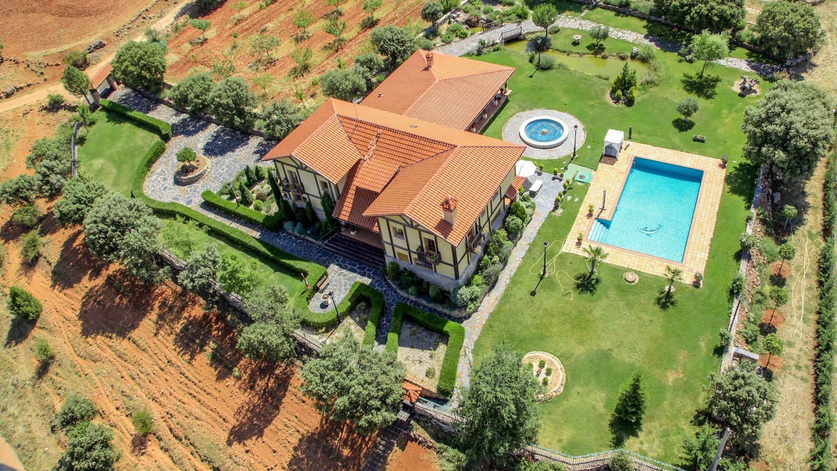 Ciruelos de Cervera House | La Calandria Villa, Ribera DUERO & RIOJA wine, 9BD, Pool, Padel, BBQ