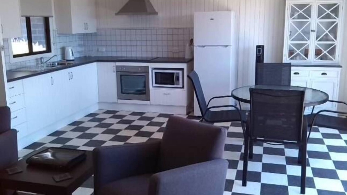 Pambula Beach House | La Cabane - 1 Bedroom Beachside Cottage
