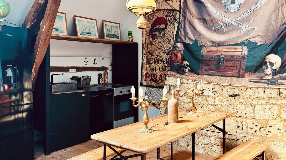 Montreuil-sur-Therain House | La cachette des pirates/unusual accommodation Jacuzzi, movies and popcorn!
