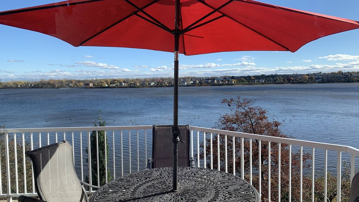 Laval Apartment | La Campagne en Ville au Bord de L'eau et aux Portes de Montréal !
