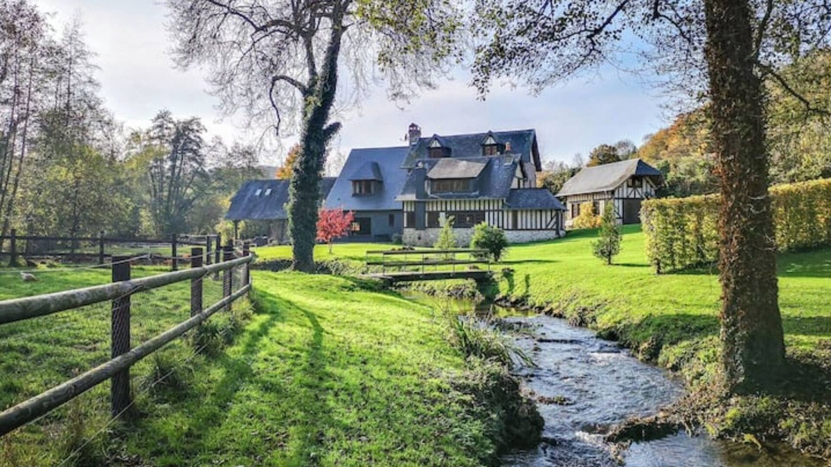 Triqueville House | La Campagne Normande Chic Avec Rivière et Tennis