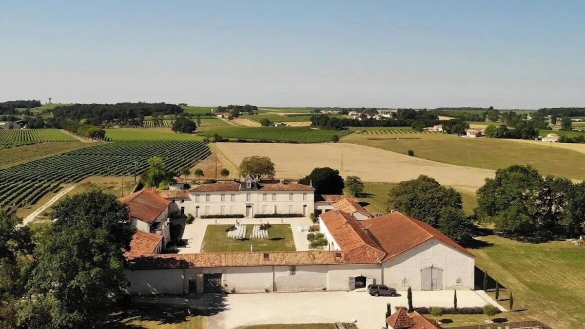 Reaux Apartment | La Cannonerie: Gîte in the heart of the Cognac vineyards with swimming pool.