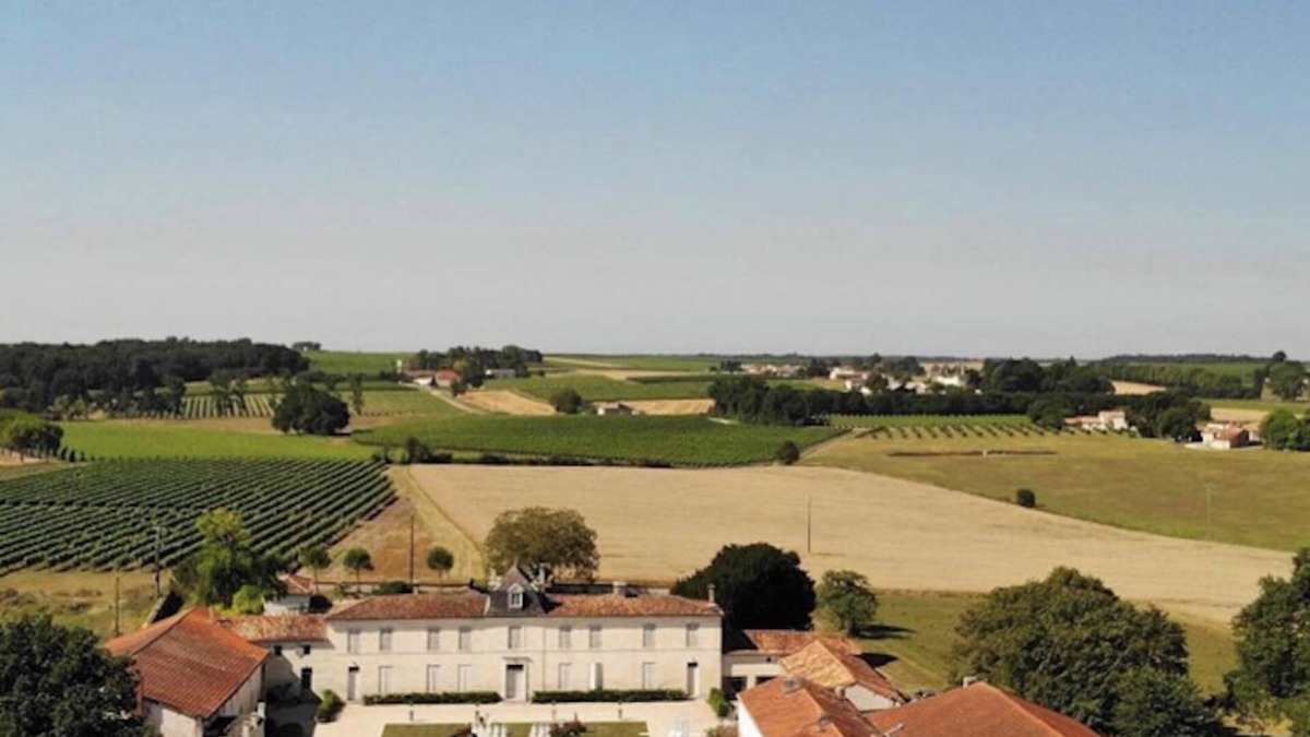 Reaux Apartment | La Cannonerie: Gîte in the heart of the Cognac vineyards with swimming pool.