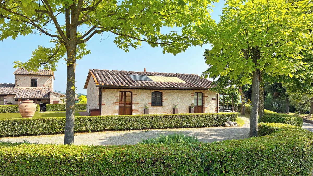 Colle di Val d'Elsa Cottage | La Capannina with view over the green tuscany hills