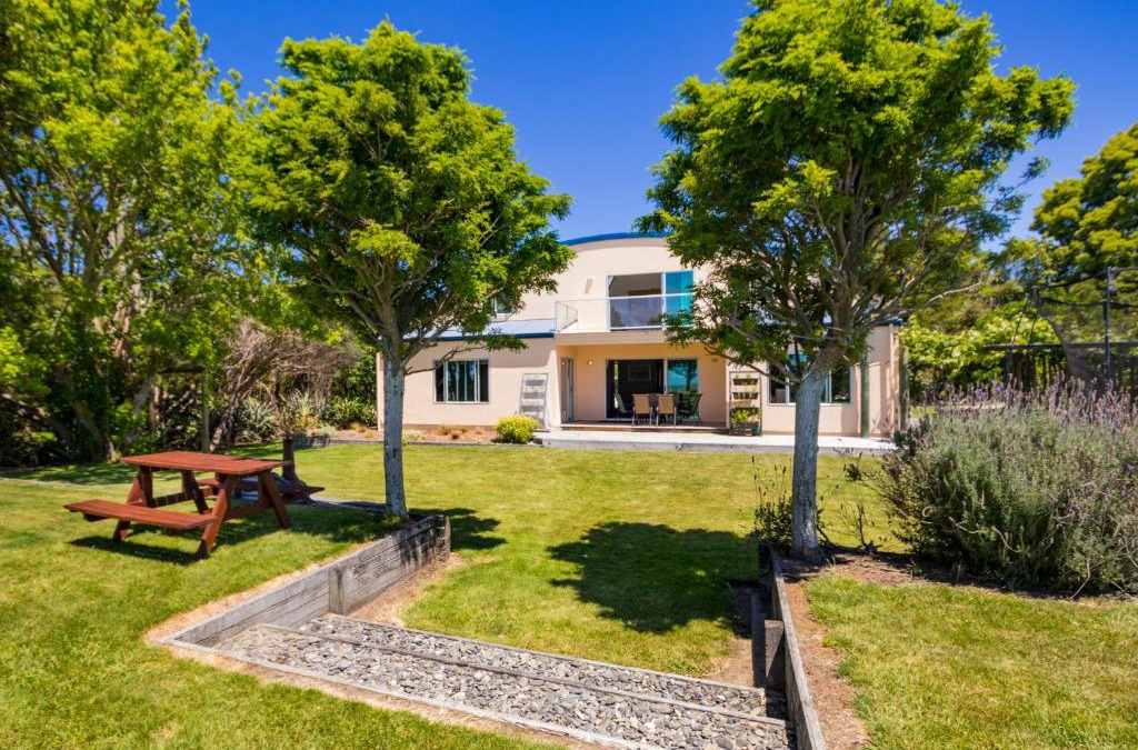 Patons Rock House | La Casa Al Mare - Golden Bay Beach House