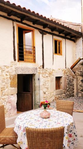 Olleros de Pisuerga House | La Casa Amarilla