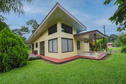 La Fortuna House | La Casa Amarilla