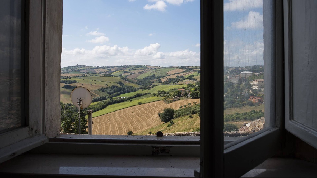Monte San Pietrangeli House | LA CASA DE MARIO . near the door by the sun